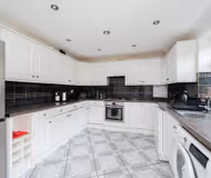 listing-1740577266523381769-7