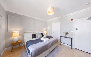 Modern King Bed WiFi Kitchen Perfect for Long Stay
