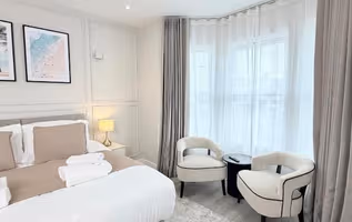 Large Studio Retreat by the beach with sea view Wi-Fi