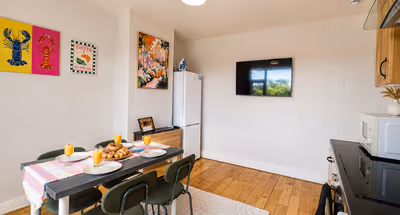 Spacious 3BR Flat Sleeps 7 in Greenford