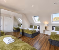 Spacious 3BR Flat Sleeps 7 in Greenford