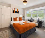 Spacious 3BR Flat Sleeps 7 in Greenford