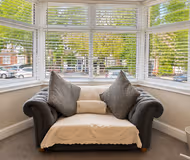 Spacious 3BR Flat Sleeps 7 in Greenford