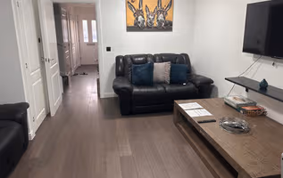 Modern 3 bedroom House With Parking