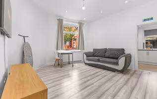 Spacious 4BR 4BATH with Free Parking in Manchester