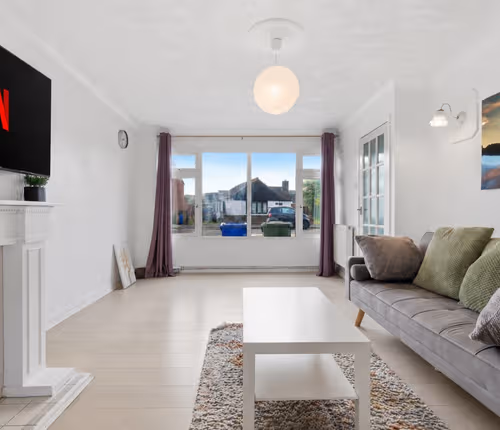 Bright 3-Bedroom House | Driveway & Garden