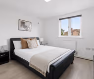 West Thurrock 4-Bed Townhouse for Work & Families