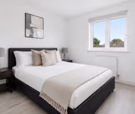 West Thurrock 4-Bed Townhouse for Work & Families