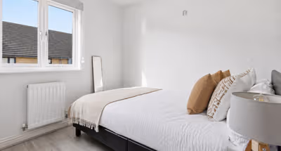 West Thurrock 4-Bed Townhouse for Work & Families