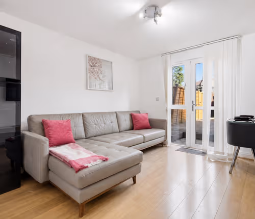 West Thurrock 4-Bed Townhouse for Work & Families