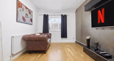 Spacious 4BR House | Walk to Dagenham Heathway