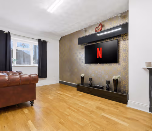 Spacious 4BR House | Walk to Dagenham Heathway
