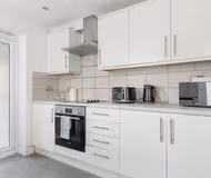 Spacious 5-Bedroom Family House near Stratford
