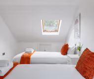 Spacious 5-Bedroom Family House near Stratford