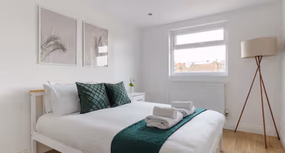 Spacious 5-Bedroom Family House near Stratford