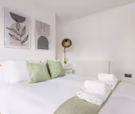 Spacious 5-Bedroom Family House near Stratford