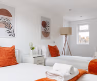 Spacious 5-Bedroom Family House near Stratford