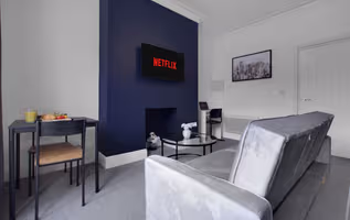 The Lookout Apartment | Central & Steps to Quays