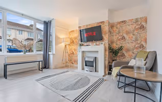 New Spacious 3-Bed House, Driveway Parking, Ideal Contractor Stay
