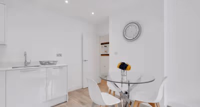 Free Parking | Private Balcony | 9 mins HP Studios