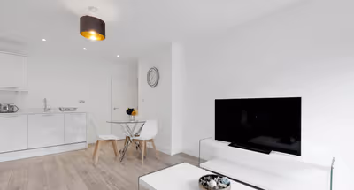 Free Parking | Private Balcony | 9 mins HP Studios