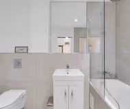 Free Parking | Private Balcony | 9 mins HP Studios