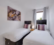 Free Parking | Private Balcony | 9 mins HP Studios