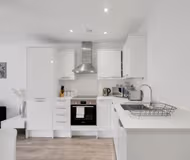 Free Parking | Private Balcony | 9 mins HP Studios