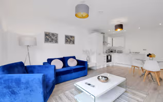 Free Parking | Private Balcony | 9 mins HP Studios