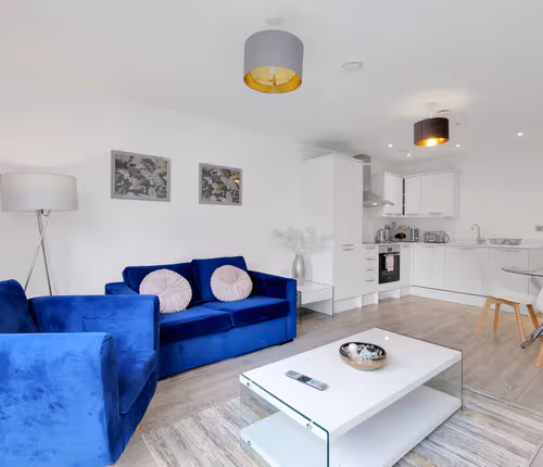 Free Parking | Private Balcony | 9 mins HP Studios