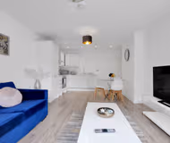 Free Parking | Private Balcony | 9 mins HP Studios