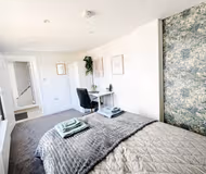 Spacious 4BR House, Sleeps 9, Free Parking, Contractor Stay