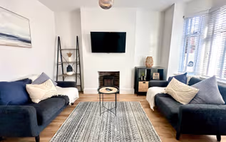 2BR House, Sleeps 4, Garden, Free Street Parking, Contractor Stay