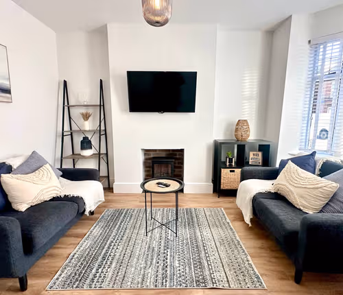 2BR House, Sleeps 4, Garden, Free Street Parking, Contractor Stay