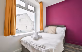 Modern 3-Bed House with Courtyard, Treforest