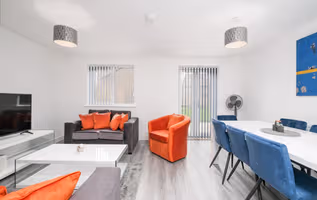 Modern 5 Bedroom 3 Bathroom Serviced House