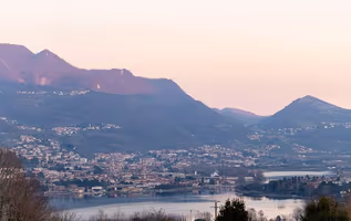 Elegant Private Villa with Breathtaking Lake Views – 6 Bedrooms, Hot Tub & Sauna