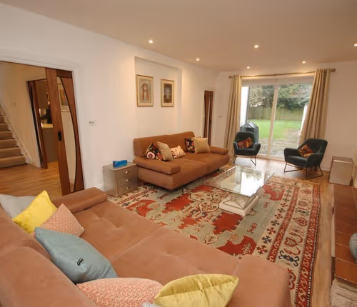 Elegant 5-Bedroom House in Bournemouth