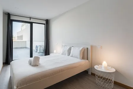 Sleek Monochromatic Apt in Bonfim
