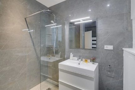 A  200M2 JEWEL IN CHAMPS ELYSEES