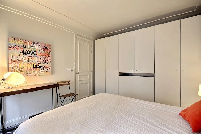 MODERN ARTWORK IN SAINT GERMAIN