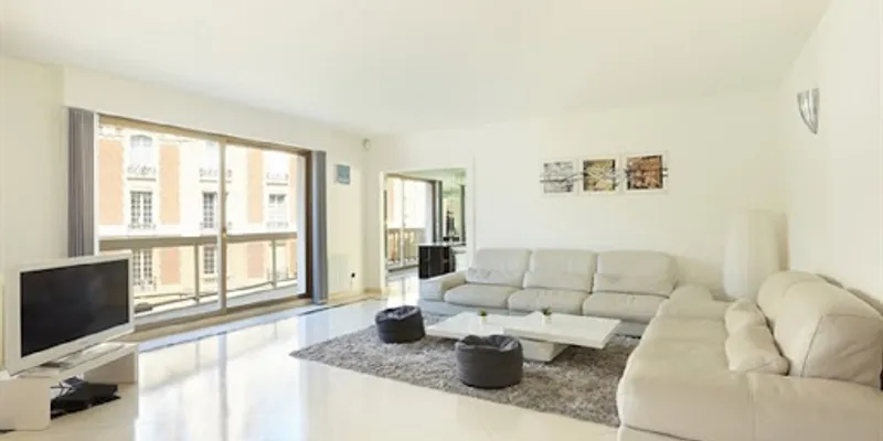 DESIGNER 3 BEDROOM RUE DE LA POMPE