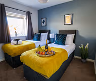 Cosy 3 Bedroom 3 Bathroom House with Free Parking, Garden and Smart TV with Netflix by Yoko Property