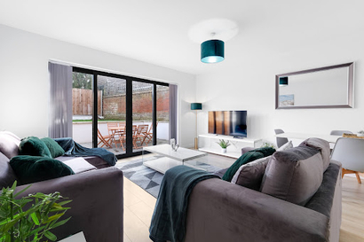 Modern 4 Bedroom House With Parking in Farnham Royal