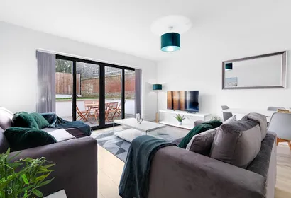 Modern 4 Bedroom House With Parking in Farnham Royal
