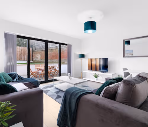 Modern 4 Bedroom House With Parking in Farnham Royal
