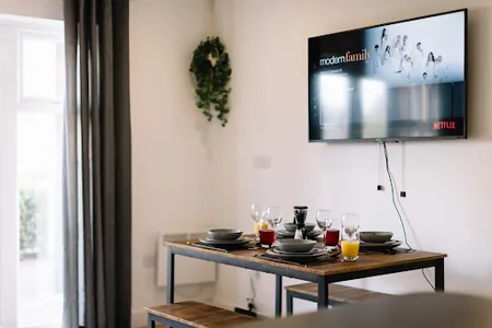 Living area at Palmerston House 2 Bedroom Apartments, Reading - 2 Bathroom with Parking