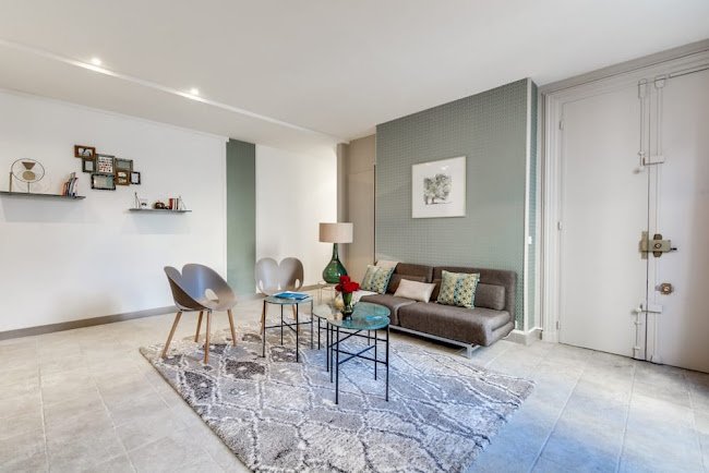 IN THE POSH HEART OF PARIS 130M2 CHAMPS ELYSEES