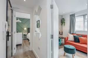 Deluxe Apartment - 7 mins drive to City Centre - Free Parking, Fast Wi-Fi and Smart TV with Sky TV and Netflix