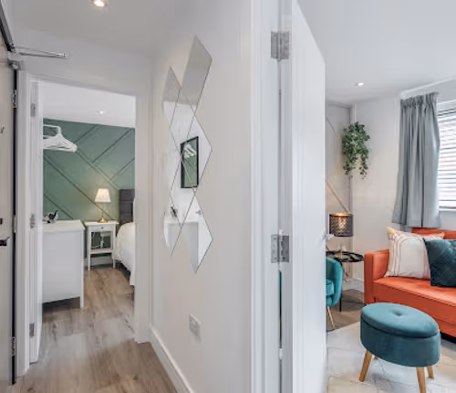 Deluxe Apartment - 7 mins drive to City Centre - Free Parking, Fast Wi-Fi and Smart TV with Sky TV and Netflix